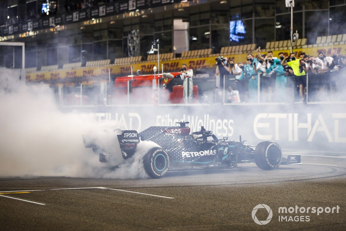 Lewis Hamilton, Mercedes F1 W11, 3ª posición, hace unos donuts en la parrilla al final de la carrera para celebrar la confirmación de su 7º título del Campeonato Mundial de Pilotos