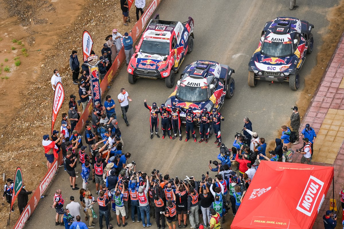 #300 X-Raid Mini JCW Team: Carlos Sainz, Lucas Cruz, #302 X-Raid Mini JCW Team: Stéphane Peterhansel, Edouard Boulanger, #301 Toyota Gazoo Racing: Nasser Al-Attiyah, Matthieu Baumel