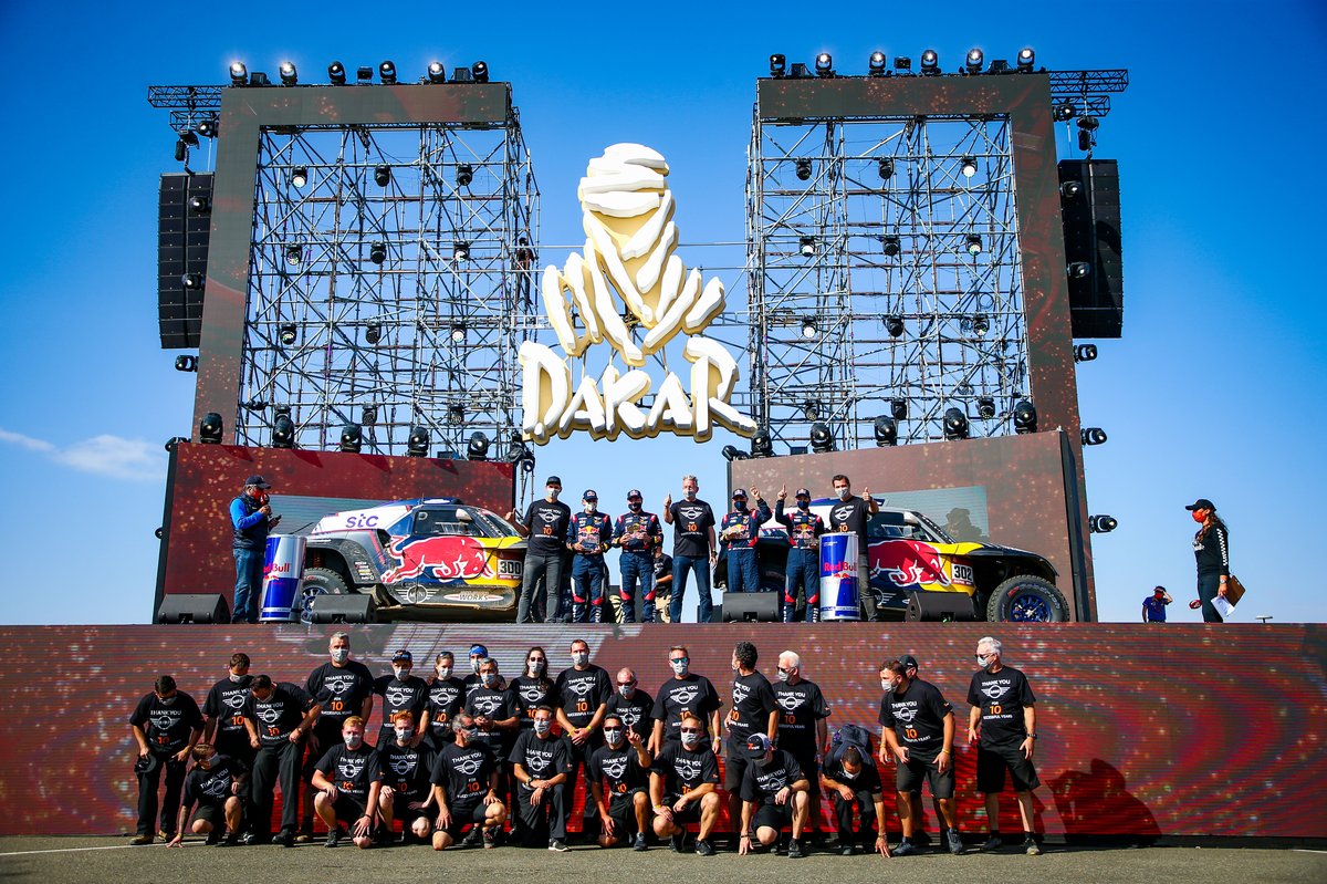 #300 X-Raid Mini JCW Team: Carlos Sainz, Lucas Cruz. #302 X-Raid Mini JCW Team: Stéphane Peterhansel, Edouard Boulanger with the team