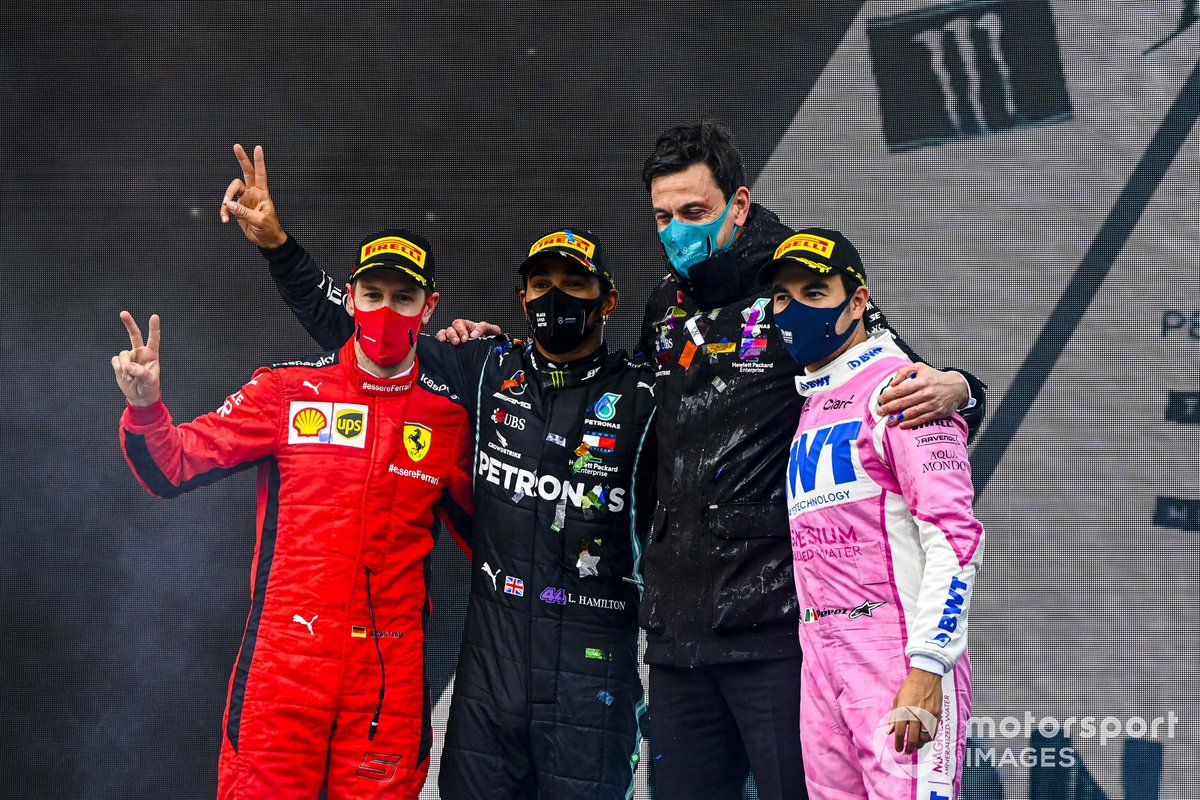 Podio: ganador y campeón del mundo Lewis Hamilton, Mercedes-AMG F1 con Toto Wolff, Director Ejecutivo Mercedes AMG, segundo lugar Sergio Pérez, Racing Point, y tercer lugar Sebastián Vettel, Ferrari
