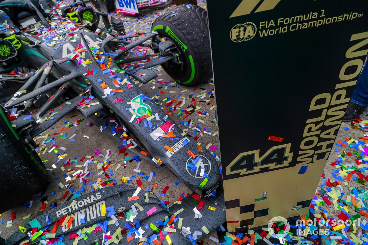 El monoplaza de Lewis Hamilton, Mercedes-AMG F1, después de ganar la carrera, para obtener su 7º título del Campeonato Mundial