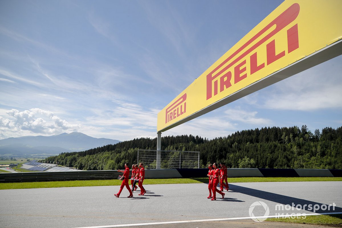 Sebastian Vettel, Ferrari, cammina lungo il tracciato