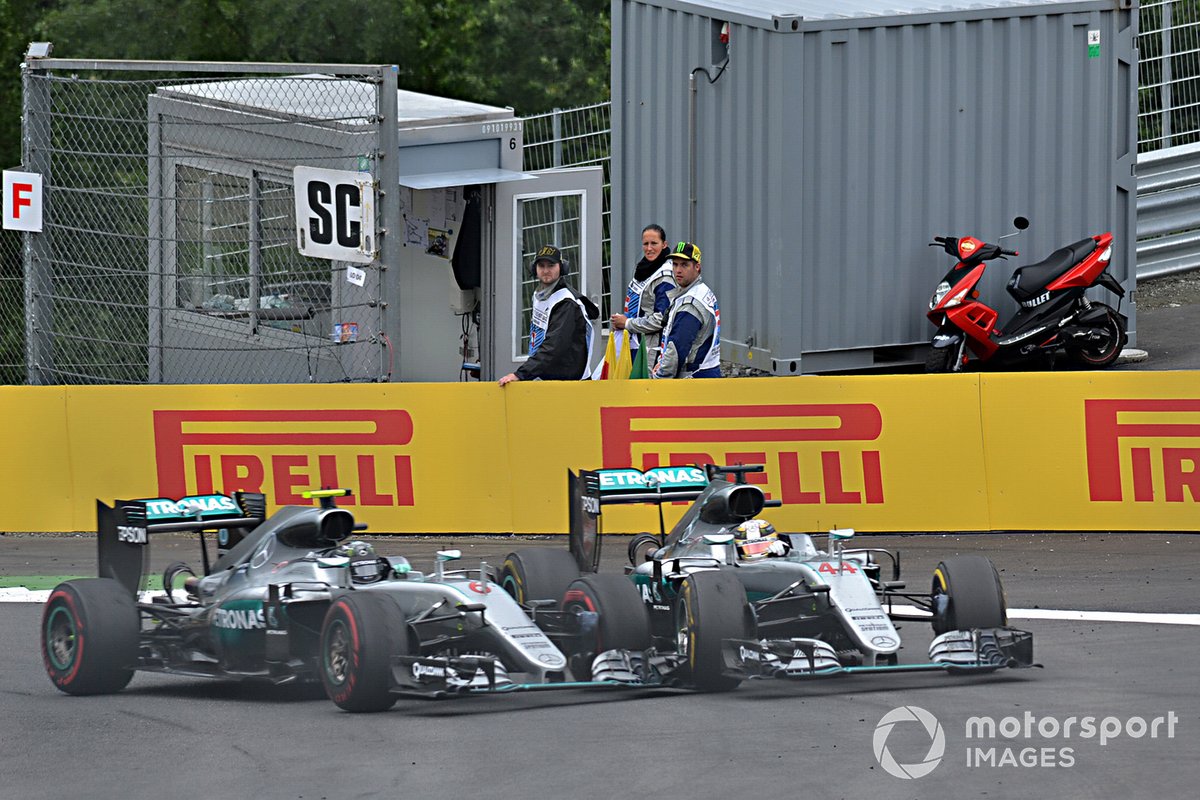 Nico Rosberg, Mercedes-Benz F1 W07 Hybrid and Lewis Hamilton, Mercedes-Benz F1 W07 Hybrid chocan en la última vuelta