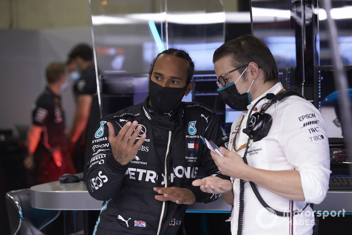 Lewis Hamilton, Mercedes-AMG Petronas F1 in the garage