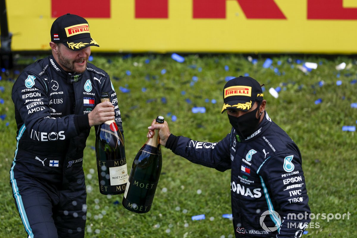 Valtteri Bottas, Mercedes-AMG Petronas F1 e il vincitore della gara Lewis Hamilton, Mercedes-AMG Petronas F1 sul podio con lo champagne