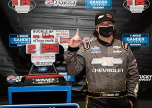 Sheldon Creed, GMS Racing, Chevrolet Silverado Chevy Accessories in victory lane