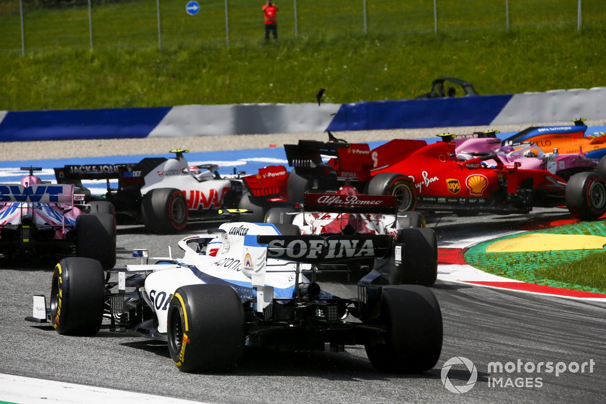 Charles Leclerc, Ferrari SF1000 y Sebastian Vettel, Ferrari SF1000 chocan al inicio de la carrera
