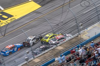 Ryan Blaney, Team Penske, Ford Mustang leads the field in the final lap