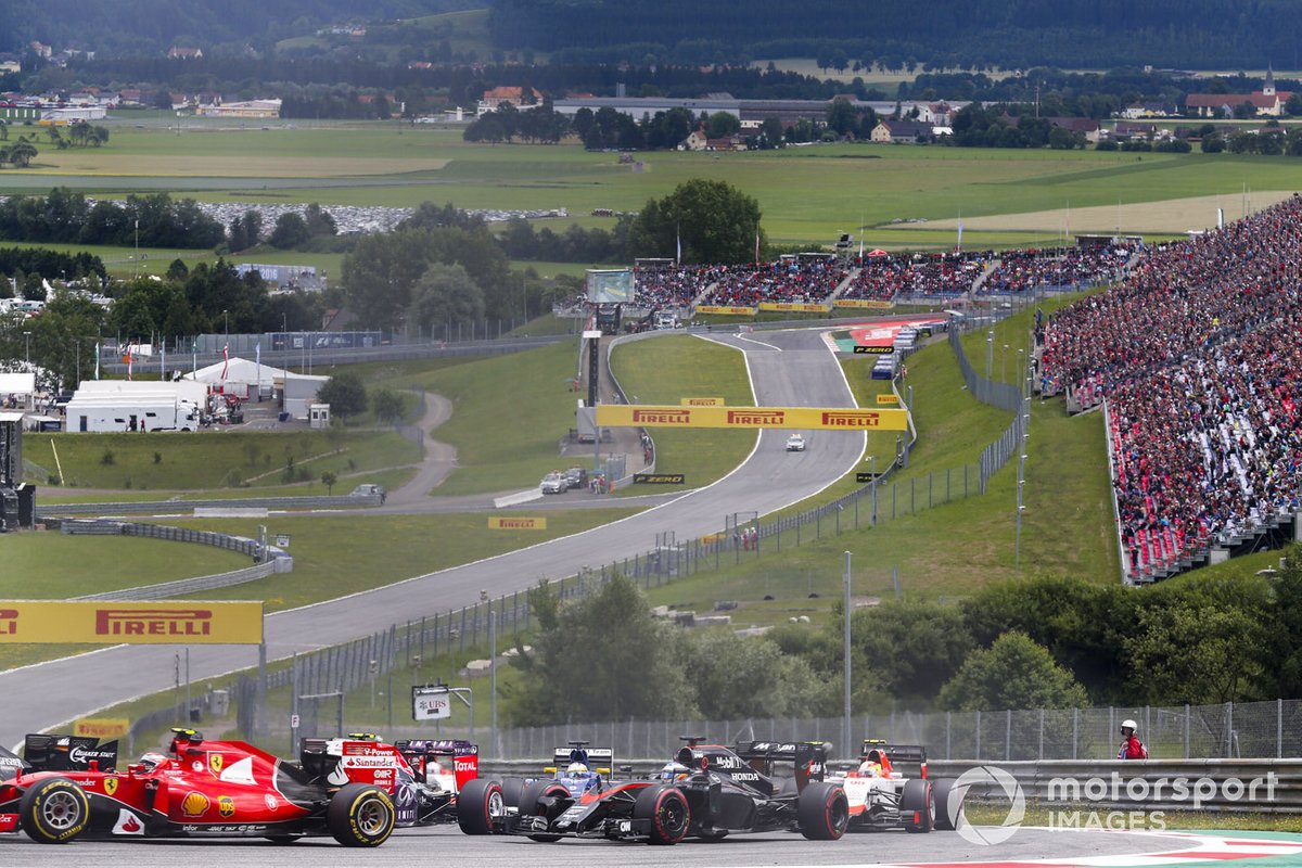 Kimi Raikkonen, Ferrari SF-15T, ve Fernando Alonso, McLaren MP4-30 Honda