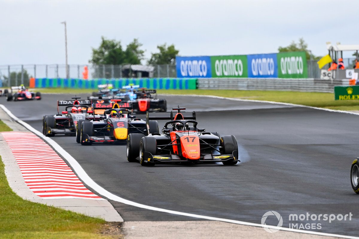 Richard Verschoor, MP Motorsport, precede Dennis Hauger, Hitech Grand Prix