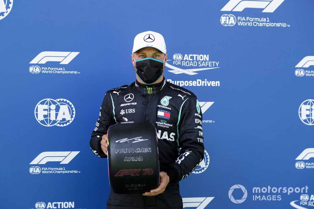 Valtteri Bottas, Mercedes-AMG Petronas F1 festeggia in parc ferme con il Pirelli Pole Position Award