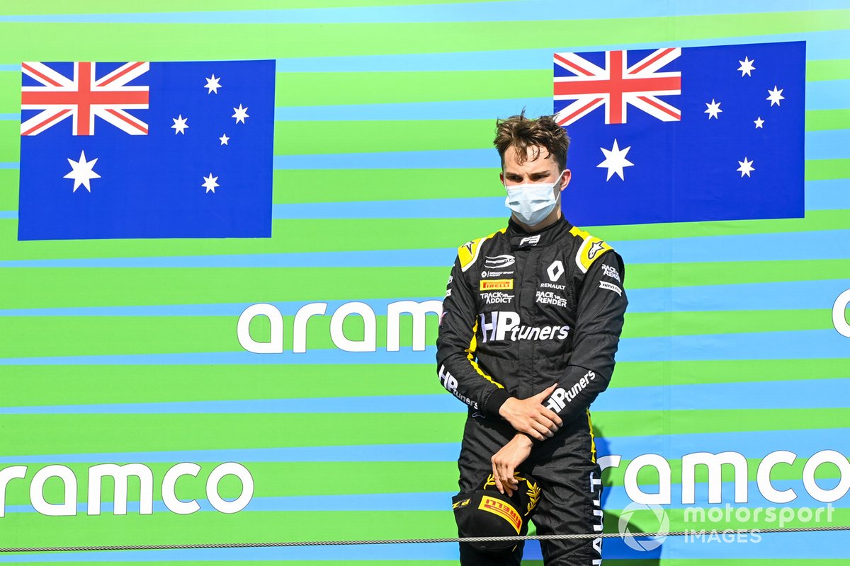 Podio: ganador Oscar Piastri, Prema Racing