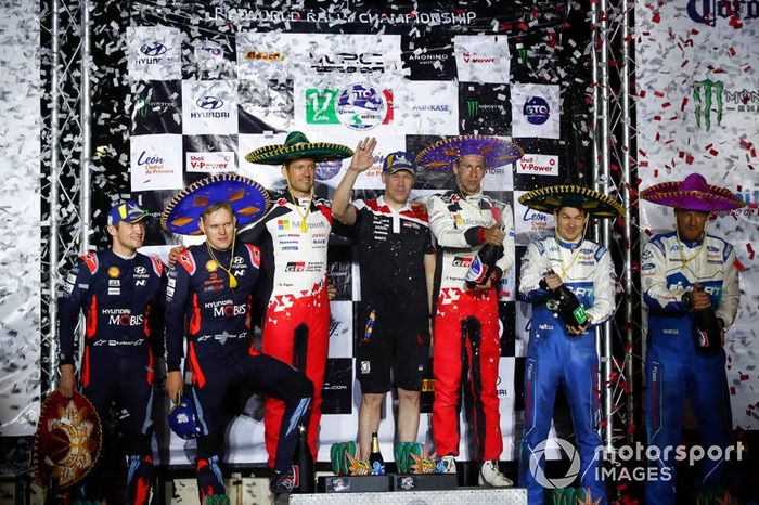 Podio: los ganadores Sébastien Ogier, Julien Ingrassia, Toyota Gazoo Racing WRT Toyota Yaris WRC, segundos Ott Tänak, Martin Järveoja, Hyundai Motorsport Hyundai i20 Coupe WRC, y terceros Teemu Suninen, Jarmo Lehtinen, M-Sport Ford WRT Ford Fiesta WRC