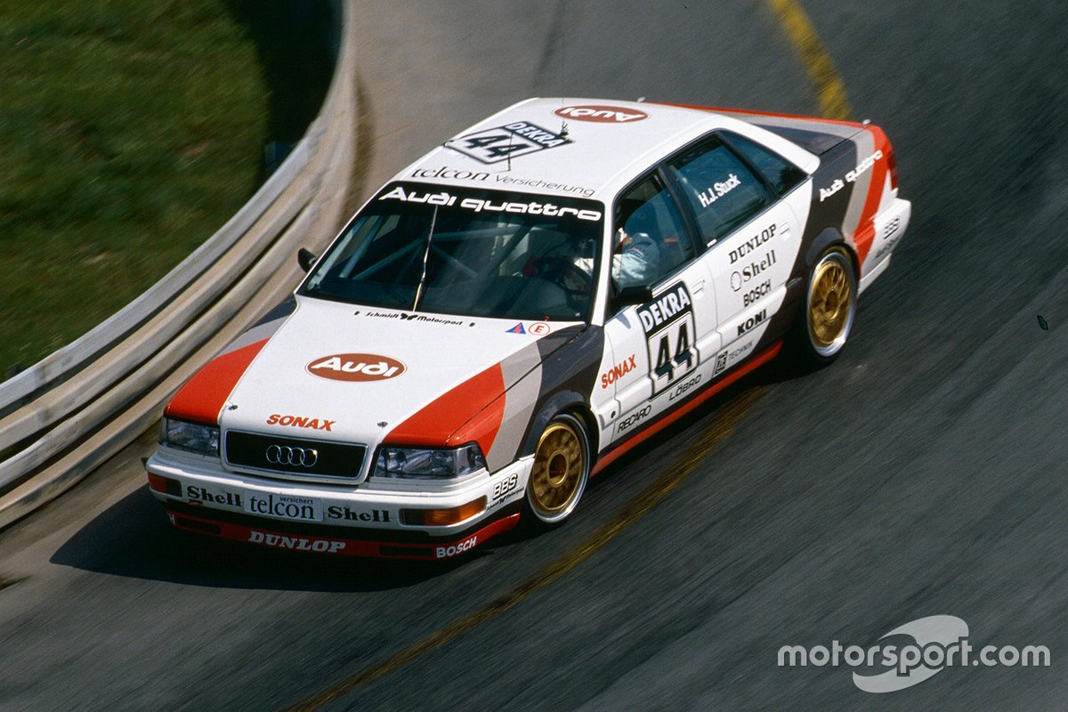 Platz 2: Schlicht und prägnant. Schon in der IMSA-Serie glänzt Hans-Joachim Stuck mit den schwarz-rot-grauen Streifen, 1990 holt er mit dem V8 Quattro beim Audi-Einstieg sensationell den Titel. Im Jahr darauf wiederholt Frank Biela mit dem gleichen Design dieses Kunststück. Wie legendär das Farbschema ist, zeigt sich ...