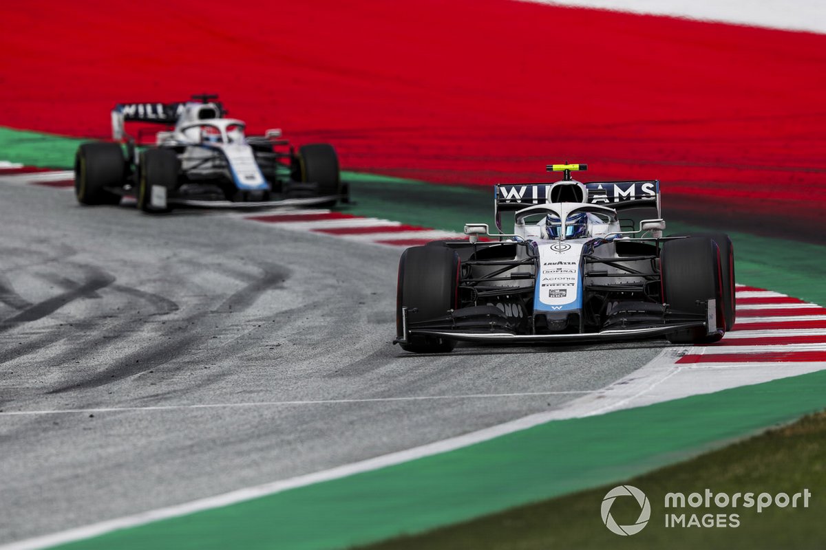 Nicholas Latifi, Williams FW43, precede George Russell, Williams FW43
