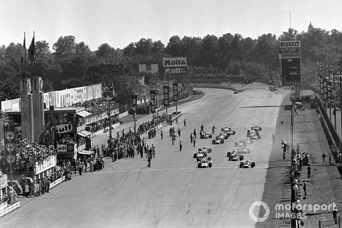 La salida, Jacky Ickx, Ferrari 312B y Pedro Rodríguez, BRM P153 se escapan juntos