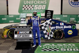 Race winner Chase Elliott, Hendrick Motorsports Chevrolet Kelley Blue Book, celebrates in Victory Lane