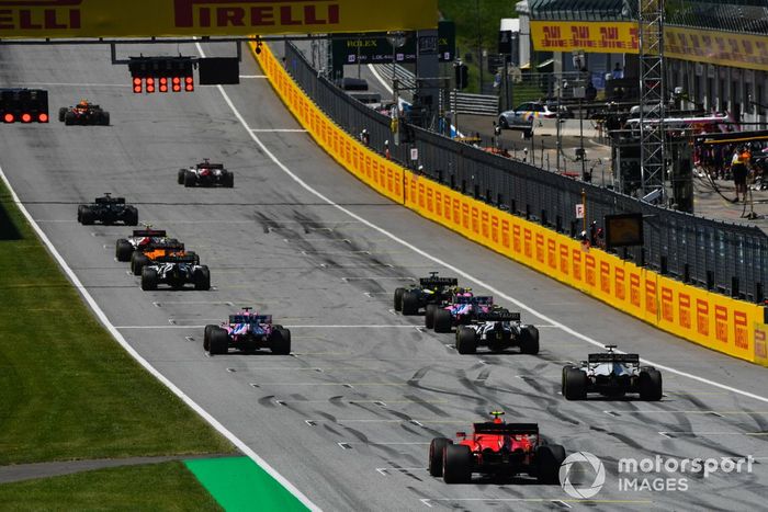 Los pilotos se alinean para practicar sus procedimientos de arranque al final de la sesión