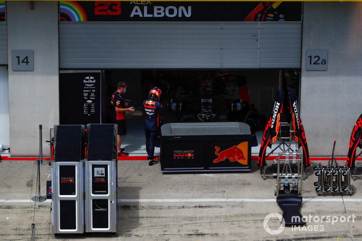 Alex Albon, Red Bull Racing, dans les stands