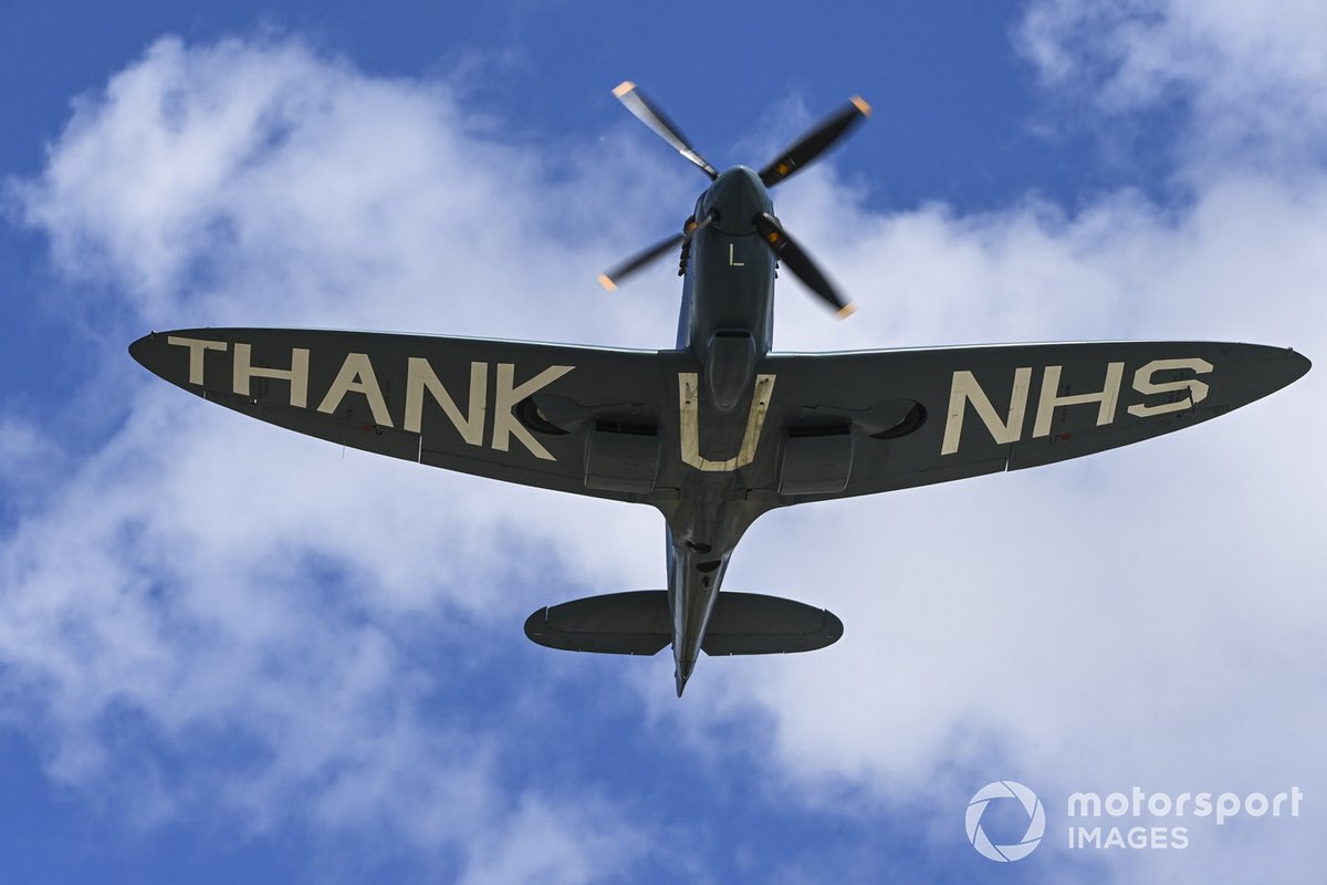 Un Supermarine Spitfire PR.XI vuela sobre el circuito agradeciendo al NHS por la pandemia de Covid-19
