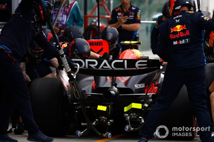 El equipo de boxes de Red Bull Racing hace una parada en boxes de Sergio Pérez, Red Bull Racing RB20 