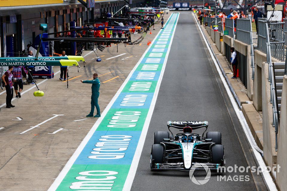 George Russell, Mercedes F1 W15, sale de boxes