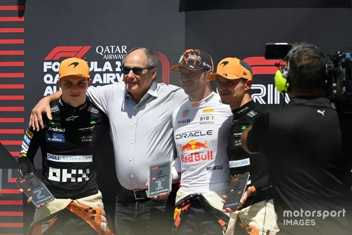 El expiloto austriaco Gerhard Berger entrega los premios al ganador del Sprint Max Verstappen, Red Bull Racing, Oscar Piastri, McLaren F1 Team y Lando Norris, McLaren F1 Team. 