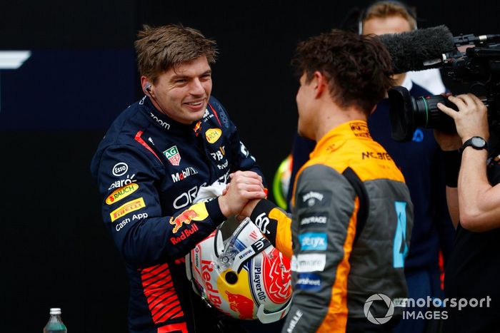 Max Verstappen, Red Bull Racing, Lando Norris, McLaren, se felicitan tras la tanda de Sprint