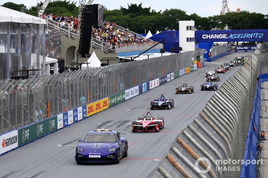 Coche de seguridad de la FIA Oliver Rowland Equipo Nissan de Fórmula E Nissan e-4ORCE 05, Pascal Wehrlein Equipo TAG Heuer Porsche de Fórmula E Porsche 99X Electric Gen3