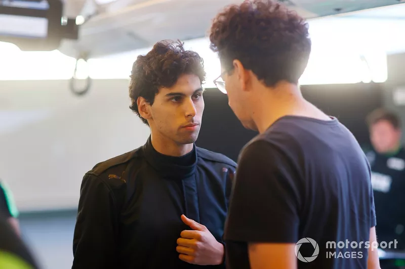 Gabriel Bortoleto, Stake F1 Team KICK Sauber, parla con Mattia Binotto, COO e CTO, Stake F1 Team KICK Sauber
