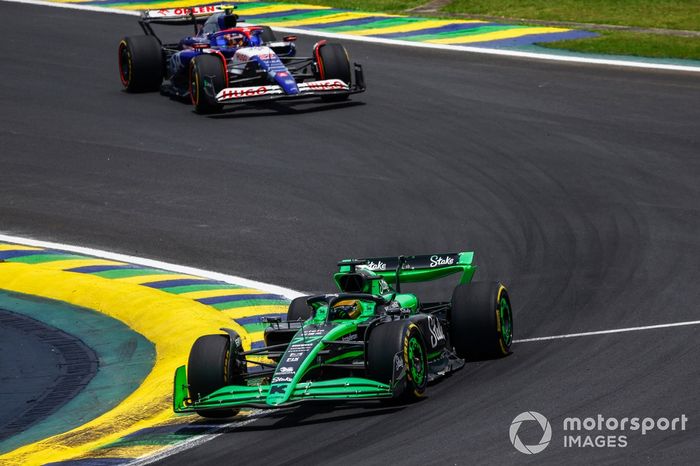 Valtteri Bottas, Stake F1 Team KICK Sauber C44, Yuki Tsunoda, RB F1 Team VCARB 01