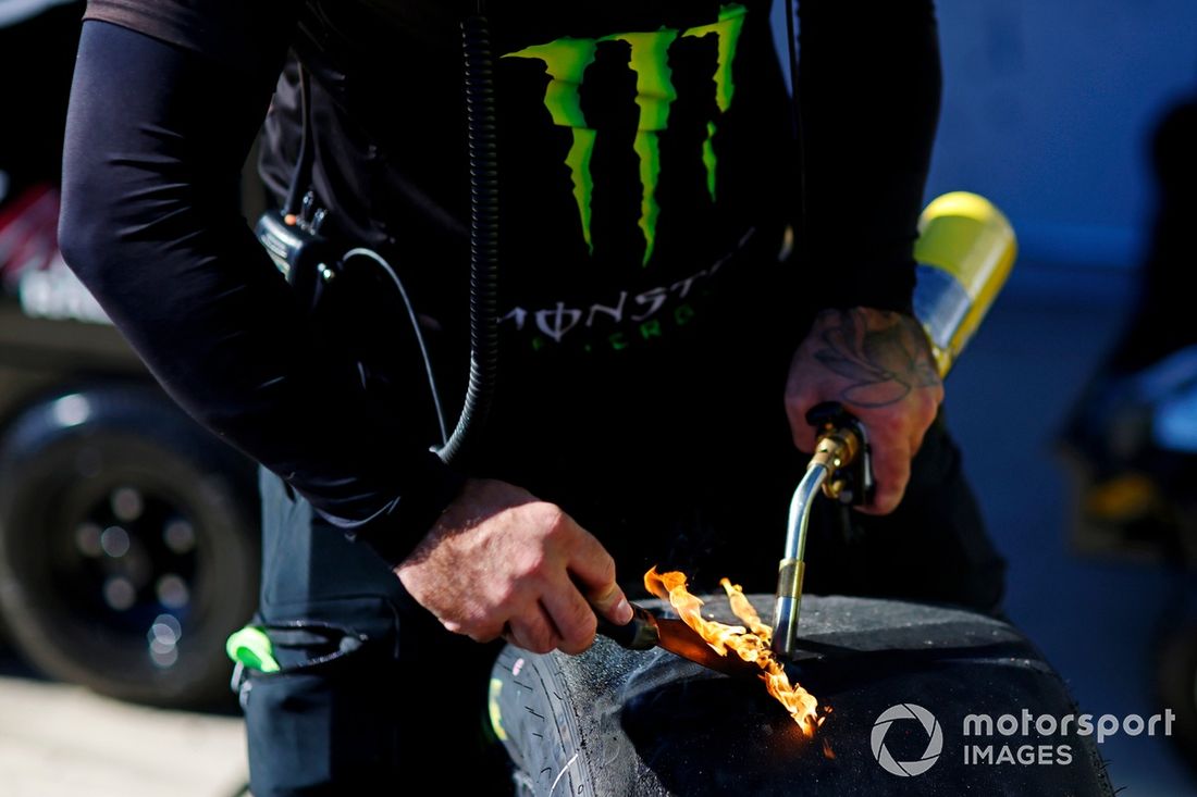 Joe Gibbs Racing, Monster Energy Toyota Camry, reparación de neumáticos