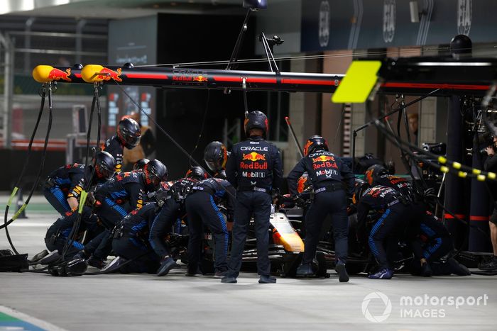Max Verstappen, Red Bull Racing RB20, hace una parada en boxes
