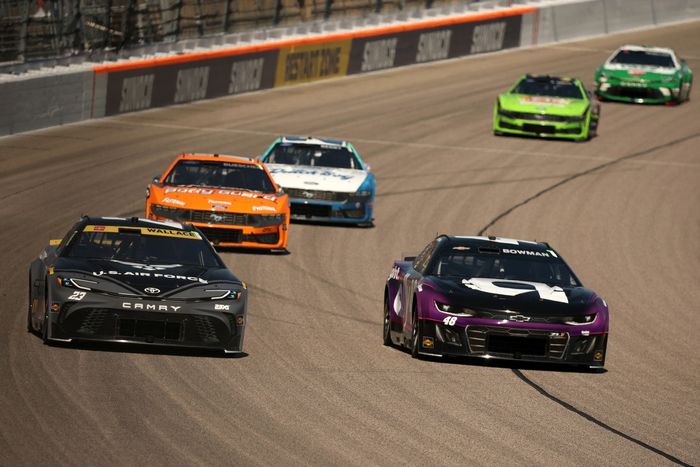 Bubba Wallace, 23XI Racing Toyota, Alex Bowman, Hendrick Motorsports Chevrolet