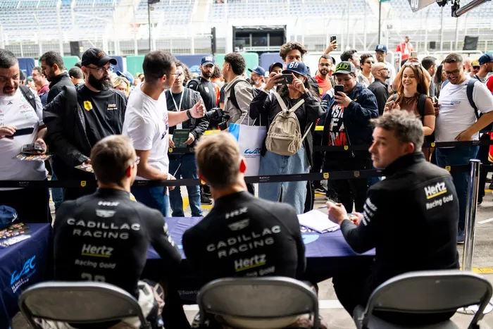 Autograph session