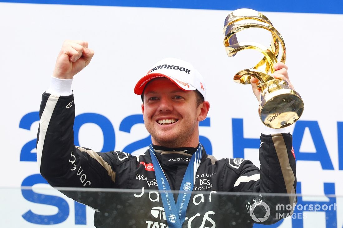 Podio: Ganador de la carrera Nick Cassidy, Jaguar TCS Racing