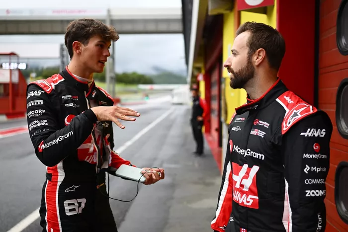 Oliver Bearman, James Hinchcliffe, Haas F1 Team