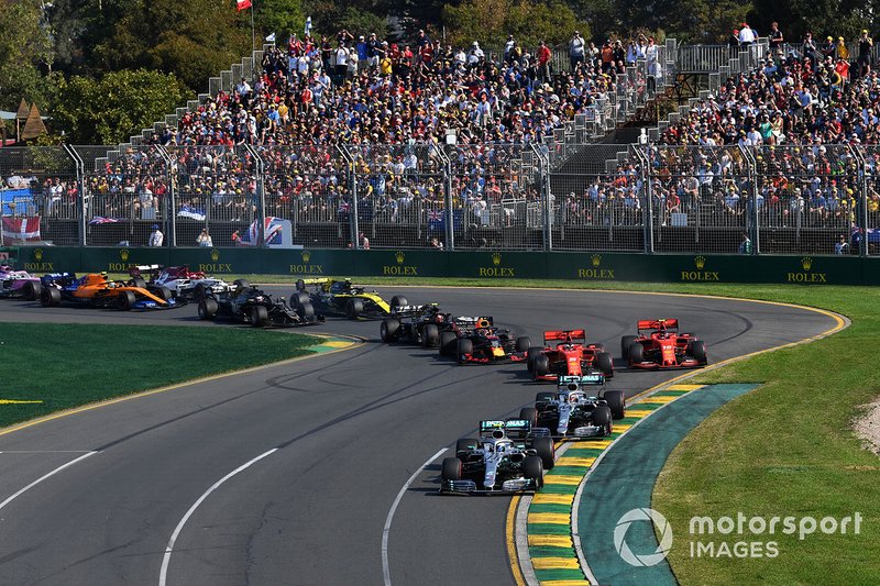 Valtteri Bottas, Mercedes AMG W10, precede Lewis Hamilton, Mercedes AMG F1 W10, Sebastian Vettel, Ferrari SF90, Charles Leclerc, Ferrari SF90, e Max Verstappen, Red Bull Racing RB15, ed il resto del gruppo alla prima curva