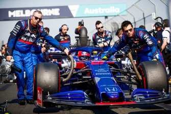 Daniil Kvyat, Toro Rosso STR14, arrives on the grid