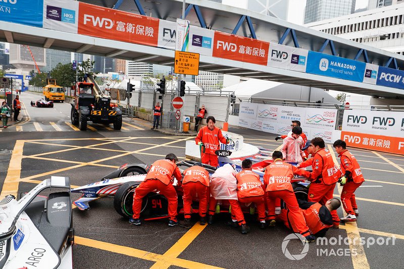 Marshals push the car of Pascal Wehrlein, Mahindra Racing, M5 Electro away