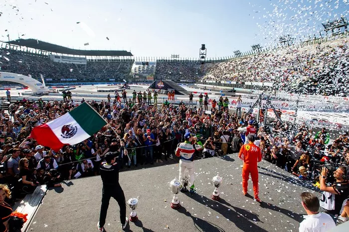 Ganador, Benito Guerra celebra con Loic Duval y Sebastian Vettel