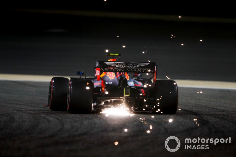 Scintille dalla monoposto di Pierre Gasly, Red Bull Racing RB15