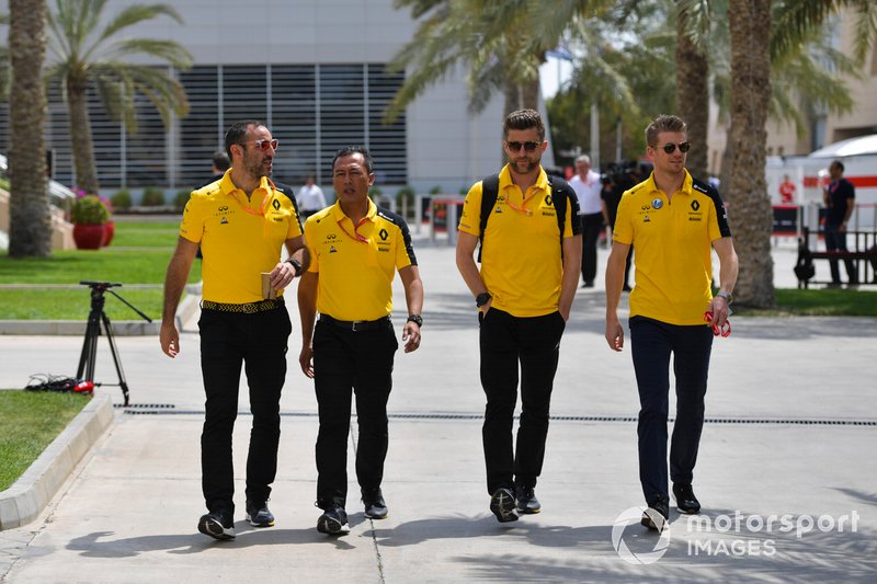 Cyril Abiteboul, Amministratore Delegato, Renault F1 Team e Nico Hulkenberg, Renault F1 Team arrivano al paddock