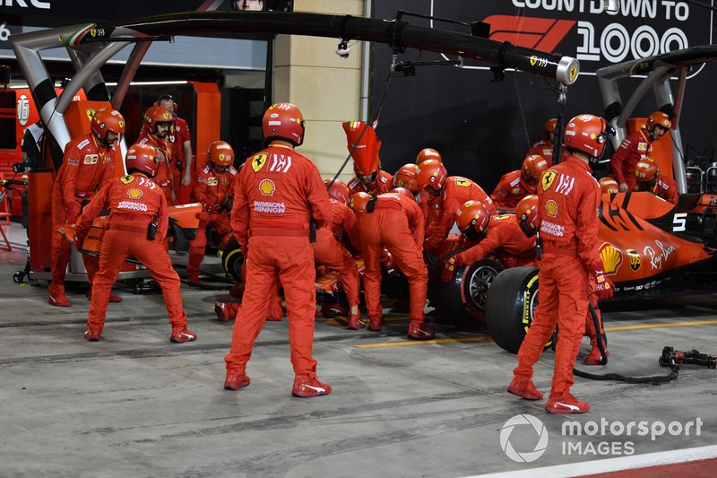 Sebastian Vettel, Ferrari SF90, rientra per un pit stop, per sostituire l'ala anteriore