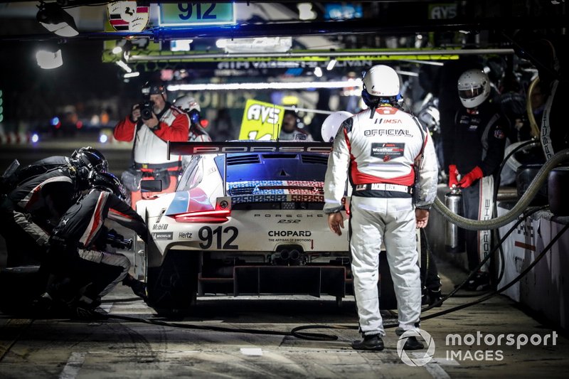 #912 Porsche GT Team Porsche 911 RSR, GTLM: Mathieu Jaminet, Earl Bamber, Laurens Vanthoor, pit stop