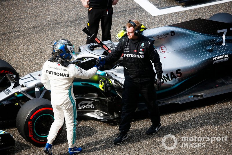 Valtteri Bottas, Mercedes AMG F1, celebrates pole position with a mechanic