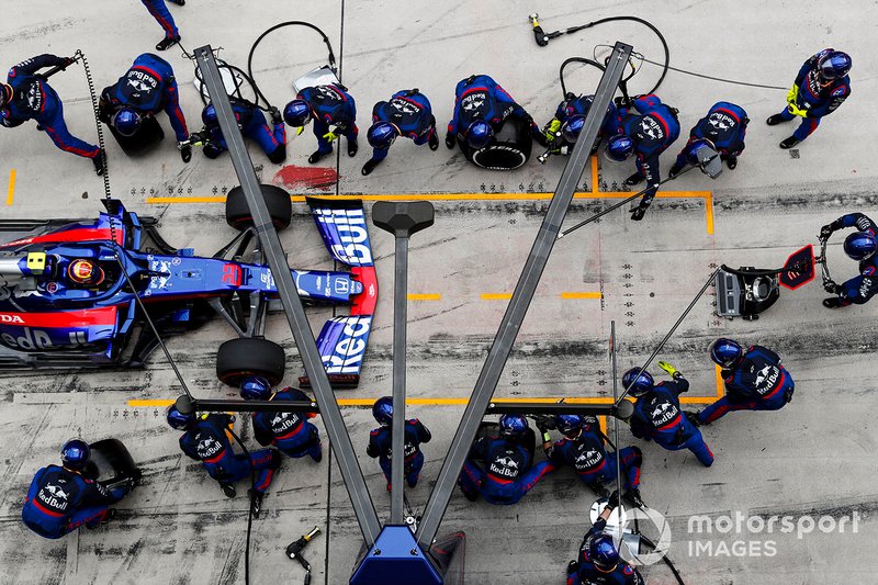 Alexander Albon, Toro Rosso STR14, effettua un pit stop