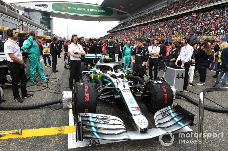 Mercedes mechanics and engineers with the car of Lewis Hamilton, Mercedes AMG F1 W10
