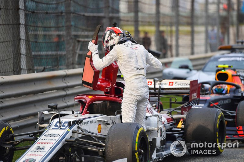 Antonio Giovinazzi, Alfa Romeo Racing, dans le Parc Fermé après la course
