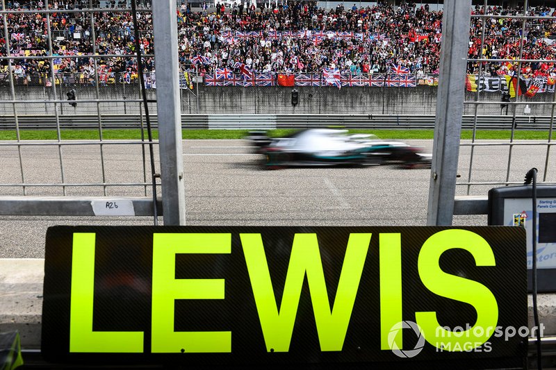 Valtteri Bottas, Mercedes AMG W10 transita dietro alla tabella di Lewis Hamilton, Mercedes AMG F1